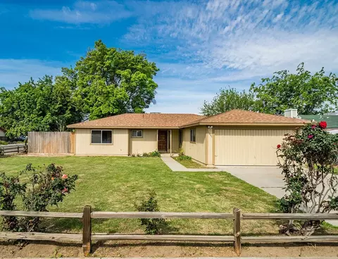 1205 Myrtle Ct, Lemoore, CA 93245 photo 1