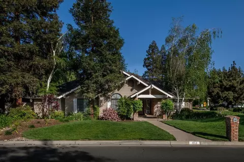 453 E Braddock Dr, Fresno, CA 93720 photo 1