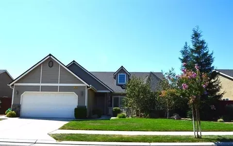 528 W Serena Ave, Clovis, CA 93619 photo 1