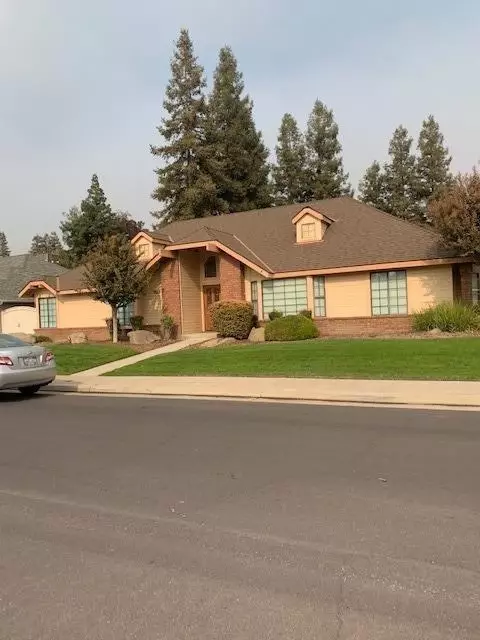 645 W Vartikian Ave, Clovis, CA 93612 photo 1