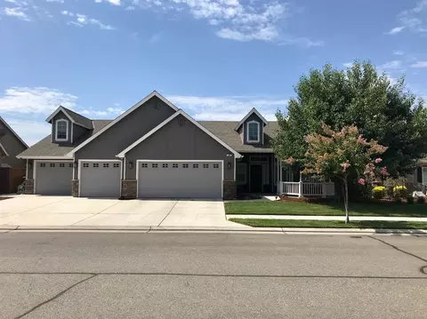 492 W Prescott Ave, Clovis, CA 93619 photo 1