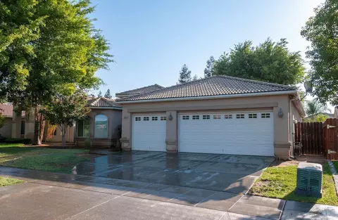 2485 NE Deauville Cir, Clovis, CA 93619 photo 1