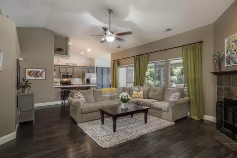 928 N Ash Ave, Clovis, CA 93611 photo 1