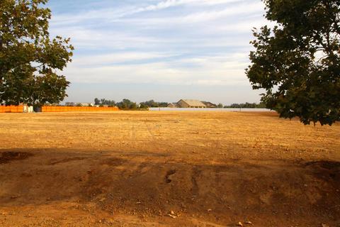 12928 Eagles Rock Ct, Sanger, CA 93657 photo 1