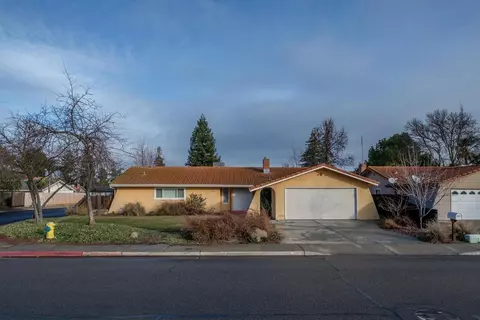 1061 Sierra Ave, Clovis, CA 93612 photo 1