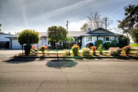 5406 E Hampton Way, Fresno, CA 93727 photo 1