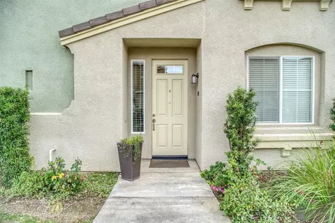 384 N Raphael Ln, Clovis, CA 93611 photo 1