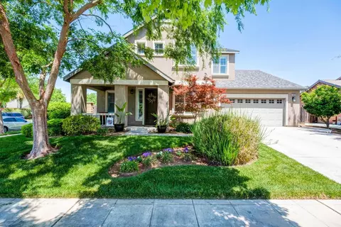560 E Cambridge Dr, Reedley, CA 93654 photo 1