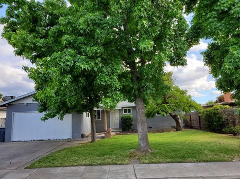 844 W Holland Ave, Clovis, CA 93612 photo 1
