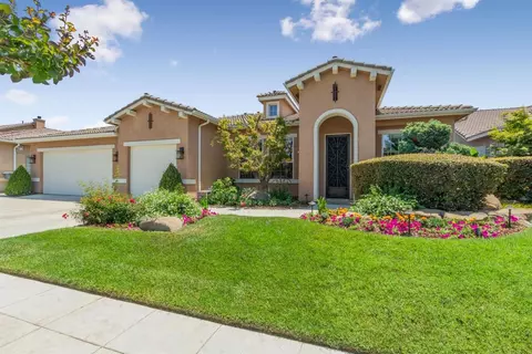584 Omaha Ave, Clovis, CA 93619 photo 1