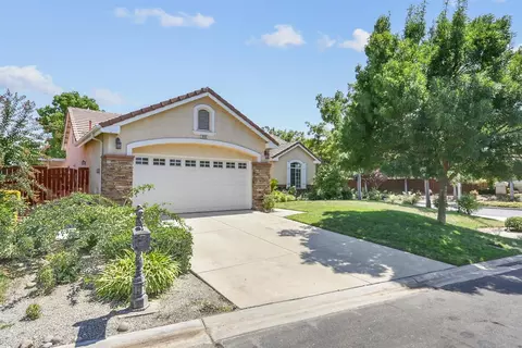 10561 E Fieldstone Ave, Clovis, CA 93619 photo 1