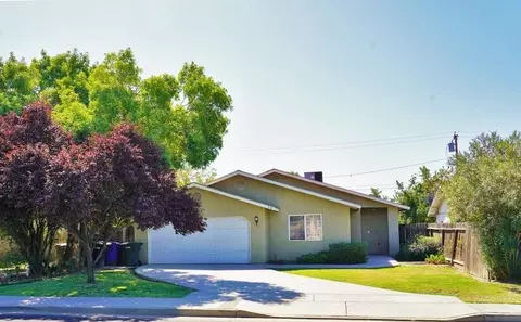 319 E 2nd St, Hanford, CA 93230 photo 1