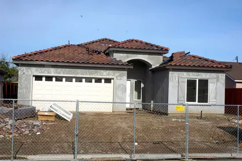 1023 E Riverside Dr, Madera, CA 93638 photo 1
