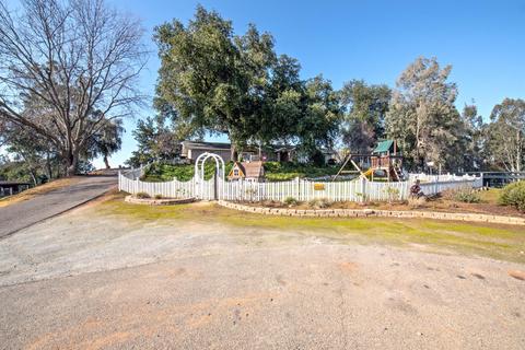 8409 Chickadee Ln, Clovis, CA 93619 photo 1