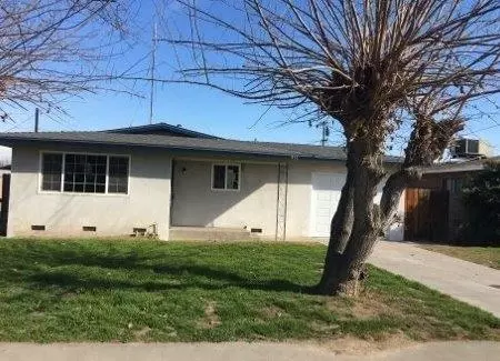 872 S 1st St, Kerman, CA 93630 photo 1