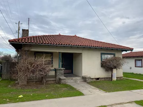 130 E Mariposa St, Dinuba, CA 93618 photo 1