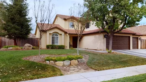 365 W Goshen Ave, Clovis, CA 93611 photo 1