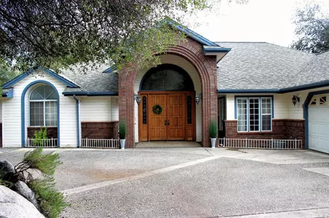 50072 Meadowview Dr, Oakhurst, CA 93644 photo 1