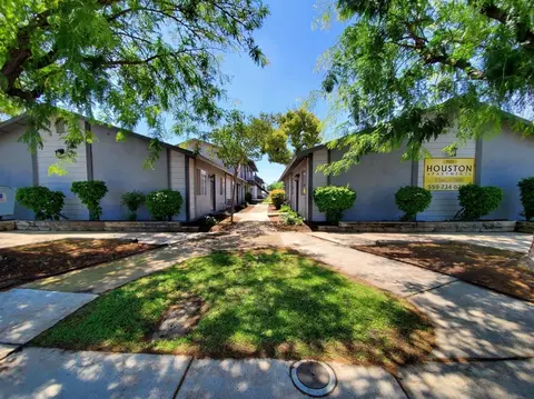 709 E Houston Ave, Visalia, CA 93292 photo 1