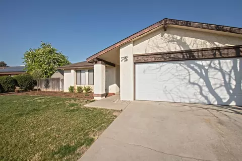 2486 4th St, Sanger, CA 93657 photo 1