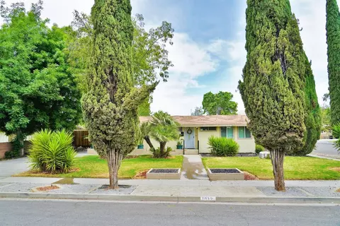 1012 E Myrtle St, Hanford, CA 93230 photo 1