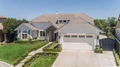 581 W Derbyshire Ln, Clovis, CA 93619 photo 1
