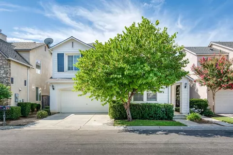 44 W Scandia Ln, Clovis, CA 93619 photo 1