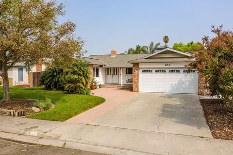 654 Tamarack Ln, Lemoore, CA 93245 photo 1
