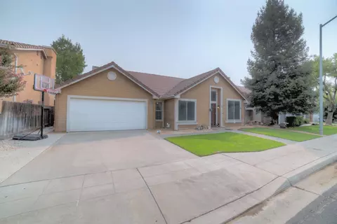 881 N Homsy Ave, Clovis, CA 93611 photo 1