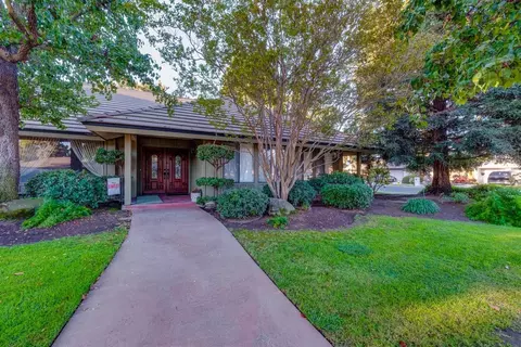 2412 Holiday Ct, Madera, CA 93637 photo 1