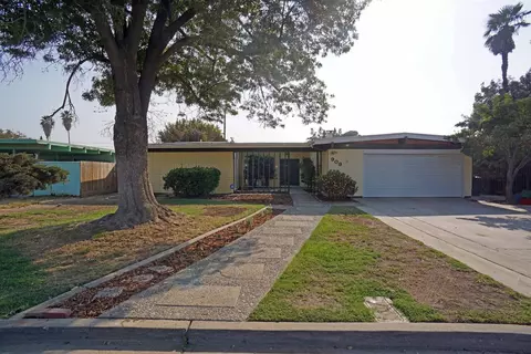 909 E Myrtle St, Hanford, CA 93230 photo 1