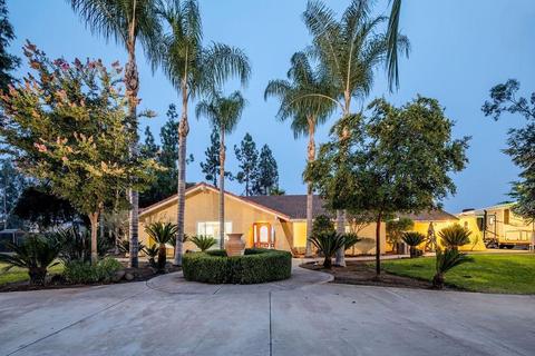 8946 Chickadee Ln, Clovis, CA 93619 photo 1