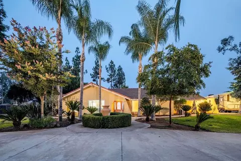 8946 Chickadee Ln, Clovis, CA 93619 photo 1