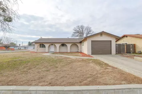 901 Banyan Dr, Lemoore, CA 93245 photo 1