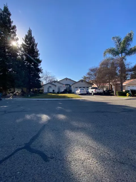 1637 E Parkview Ave, Visalia, CA 93292 photo 1