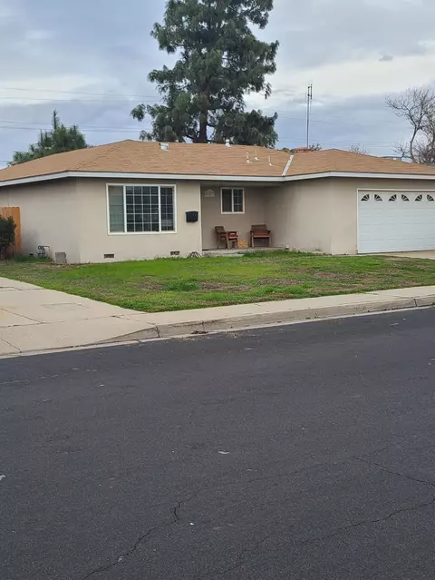 587 W Beverly Dr, Clovis, CA 93612 photo 1