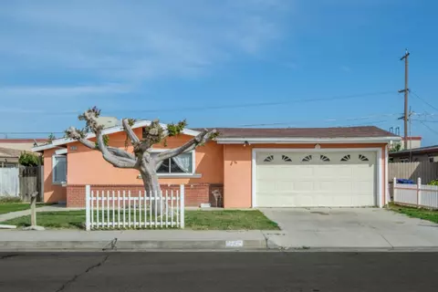 1612 James St, Sanger, CA 93657 photo 1