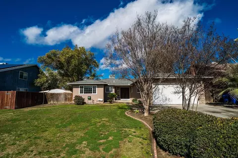 884 Cedar Ln, Lemoore, CA 93245 photo 1