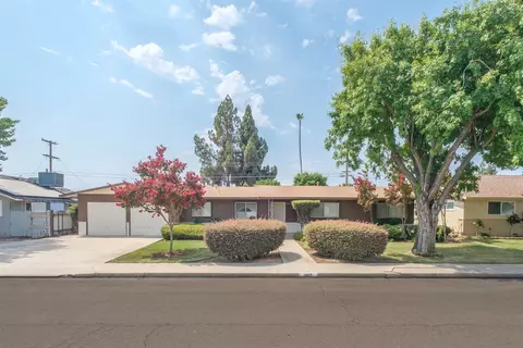 2107 4th St, Sanger, CA 93657 photo 1