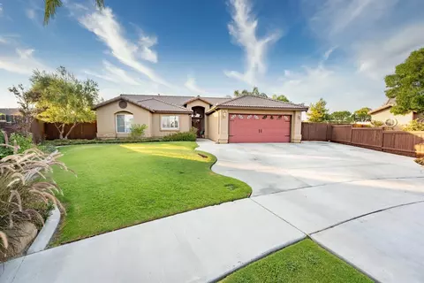 689 Crescent Ln, Lemoore, CA 93245 photo 1