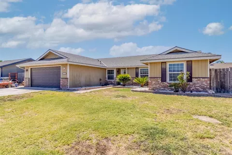 1371 Christine Ln, Lemoore, CA 93245 photo 1
