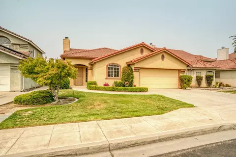 945 Robinson Ave, Clovis, CA 93612 photo 1