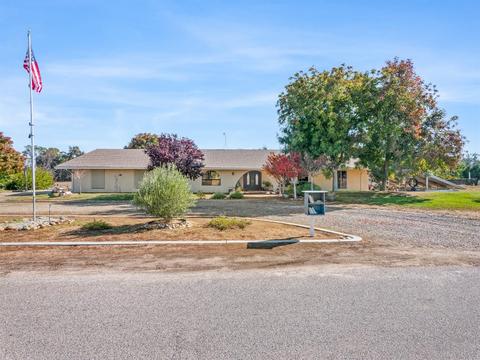8518 Chickadee Ln, Clovis, CA 93619 photo 1