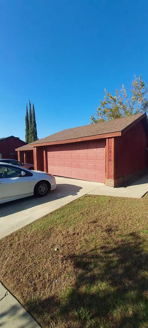 1016 E Oakridge Ave, Visalia, CA 93292 photo 1