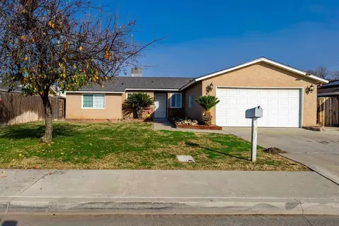 560 Lombardy Ln, Lemoore, CA 93245 photo 1