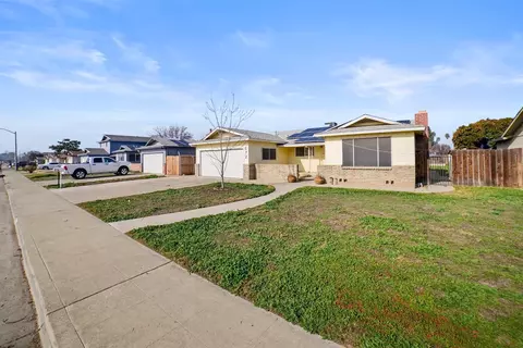 672 Wood Ln, Lemoore, CA 93245 photo 1