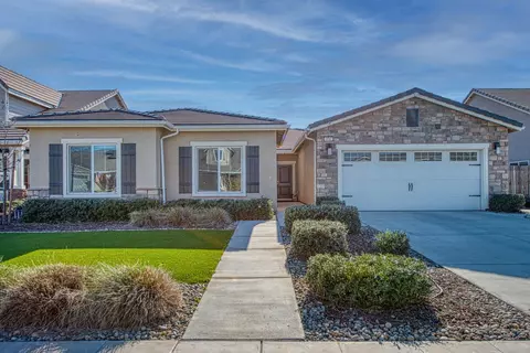 476 S Crescent Ln, Madera, CA 93636 photo 1