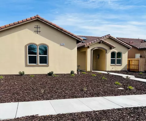 2894 18th Ave, Kingsburg, CA 93631