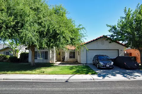 327 Madrid Ln, Madera, CA 93637 photo 1