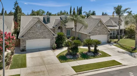 302 W Everglade Ave, Clovis, CA 93619 photo 1